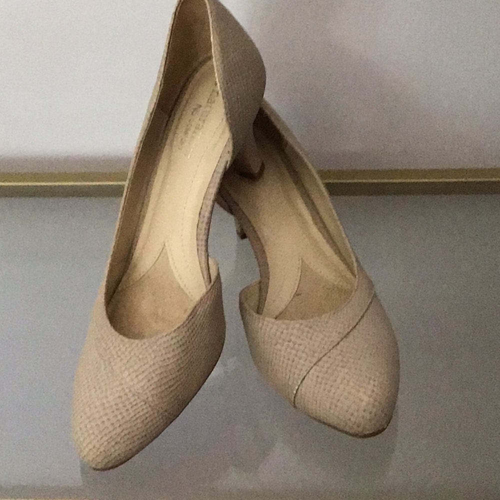 Beige textured 2.5” heel